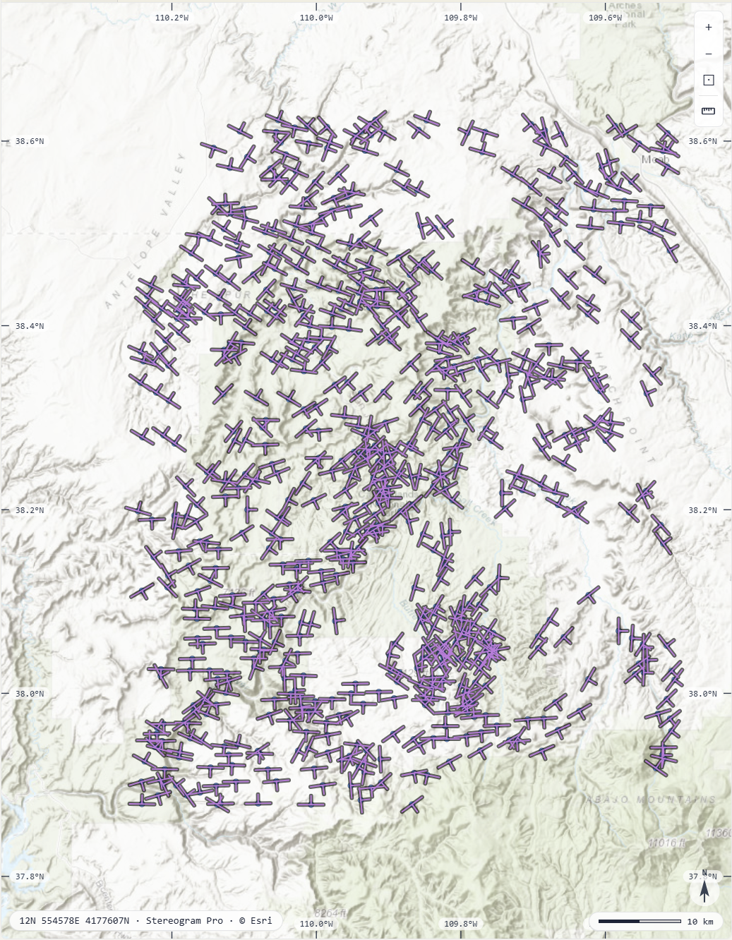 Map of 725 joint strike symbols across Canyonlands National Park, Utah, clustered along canyon rims and the Needles district